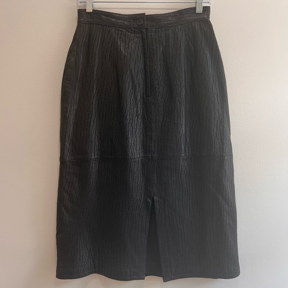 Gandalf Vintage 1970s 100% Leather Textured Midi Skirt, Black A-line Slit, 10 - Picture 4 of 10